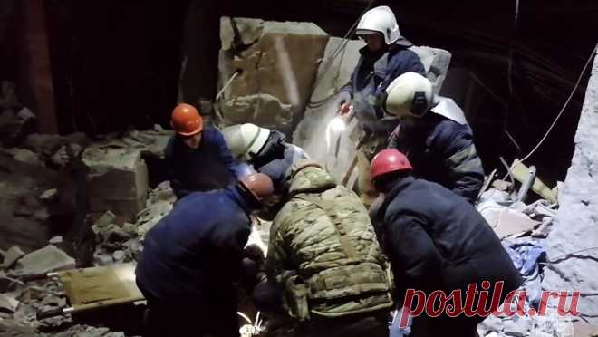 В МЧС рассказали о ходе операции по разбору завалов пекарни в Лисичанске. Спасатели разобрали больше половины конструкций разрушенной в ходе удара ВСУ по Лисичанску пекарни. Об этом сообщил Telegram-канал МЧС России. "Работы проводились всю ночь. Разобрано порядка 65% разрушенных конструкций", ...