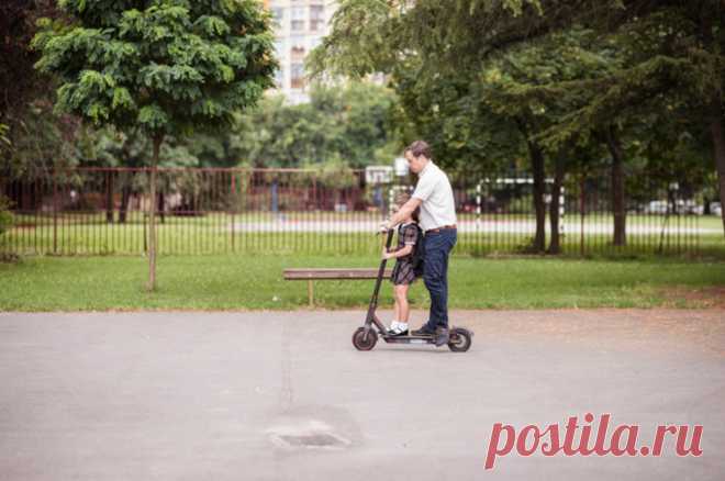 Идея из регионов. В Госдуме хотят ввести штрафы для самокатчиков-хулиганов. Пока действуют ПДД для них, но наказания за нарушения нет.