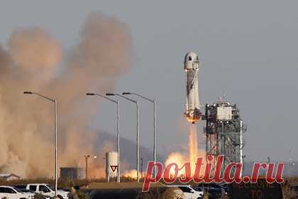 Ракета New Shepard совершила суборбитальный полет с туристами. Американская ракета New Shepard совершила коммерческий суборбитальный полет, на ее борту находились шесть туристов. Разработавшая ракету компания Blue Origin вела трансляцию ее запуска на YouTube. Ракета отправилась в космос со стартовой площадки Corn Ranch в штате Техас в 9.45 по местному времени.