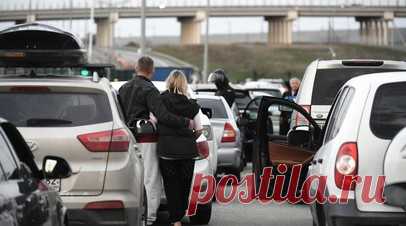 Число машин в очереди у Крымского моста за час выросло до 4 тысяч. Число автомобилей в очереди у Крымского моста с обеих сторон за час превысило 4 тыс. Читать далее