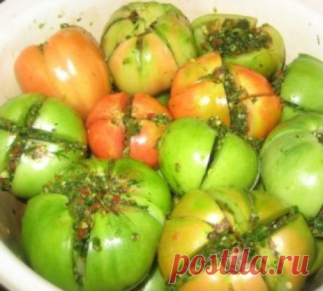 Маринованные помидоры зеленые фаршированные перцем и чесноком.
Очень вкусная и красивая заготовка.
Ингредиенты (как всегда мою/бланширую в посудомойке на коротком режиме).
- Помидоры зеленые, лучше брать маленькие или средние;.
- Лавровый лист;.
- Зонтик укропа;.
- Перец горошек душистый;.
- Чеснок 2-3 головки;.
- Перец горький;.
- Листья смороды.
Для маринада:
На 5 литров воды (столько уходит на 10 литровых банок заполненных помидорами);.
- 15 ст. л. сахара;.
-8-10 (Учиты...