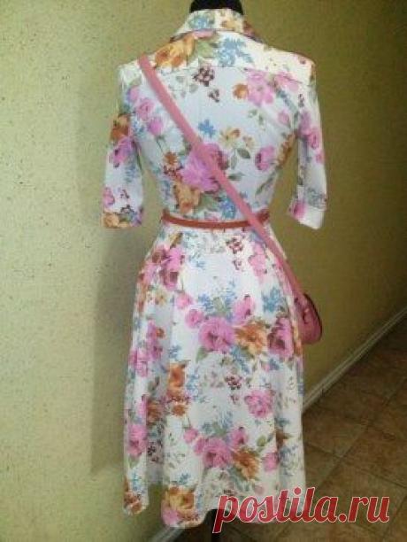 Летнее джинсовое платье. Нежный цветочный принт. Длина миди. Юбка в складку. Размер S. Цена 3500 руб. Сумка из экокожи. Цена 2600 руб. Украшение 500 руб.