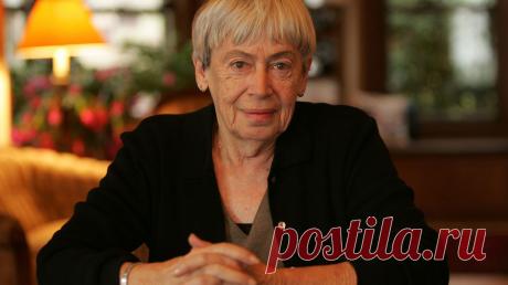 Есть книги, от чтения которых время замедляется. Урсула Ле Гуин — писательница-фантаст, десятилетиями уводившая читателей в воображаемые миры. Волшебница. К юбилею писательницы (21 октября ей исполнилось бы 90 лет) нам удалось издать ее последнюю книгу — «Время, занятое жизнью» (mif.to/zemnomorie). И она именно такая.