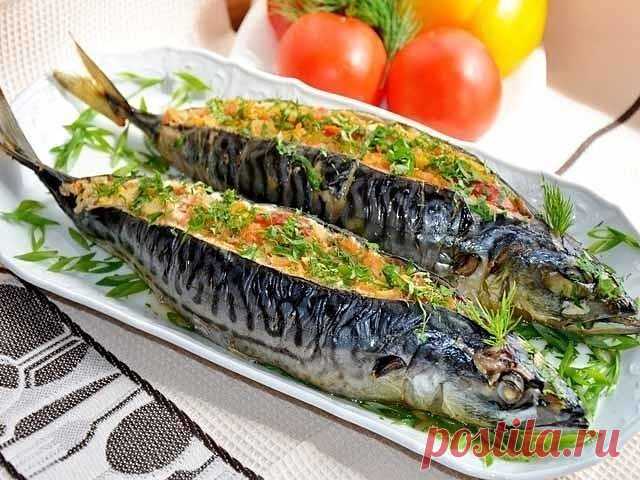Для запекания я всегда выбираю скумбрию, она сама по себе жирная рыбка, поэтому после духовки не бывает сухой. Попробуйте и вы запечь скумбрию, очень вкусно!

СКУМБРИЯ В ФОЛЬГЕ С МОРКОВЬЮ

Ингредиенты: 

- Скумбрия - 1 шт 
- Морковь - 1 шт 
- Лук - 2 шт 
- Лимон - 1 шт 
- Оливковое масло - 1 ст. л 
- Соль, перец - по вкусу 

Приготовление: 

1. Если вы купили замороженную скумбрию, ее необходимо разморозить естественным способом. Оставьте ее при комнатной температуре на 1,...