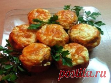 Помидоры, фаршированные курицей.
Ингредиенты:
- помидоры
- куриная грудинка
- майонез
- специи
- сыр
Приготовление:
1. Берем несколько помидорчиков и удаляем из них сердцевинку
2. Обжариваем со специями куриную грудинку (или курицу-гриль можно мелко нарезать)
3. Начиняем этой грудинкой помидорчики,сверху толстым-толстым слоем майонеза и щедрой шапочкой сыр.
4. Ставим в горячую духовку (240-260 град.) на 15 минут , чтобы сыр подрумянился.
Приятного аппетита!