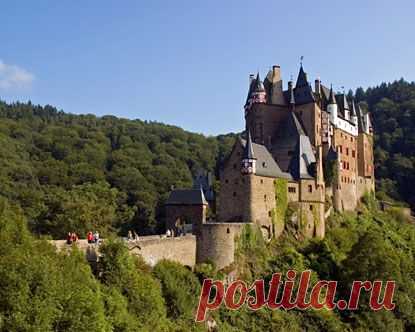Пользователь Stefan Wansing сохранил этот пин на доску «Die Burg Elz»  
Burg Eltz Castle is a towering medieval structure located in a lush forest in the Lower Moselle Valley near Koblenz. Constructed in 1157.  |   Pinterest