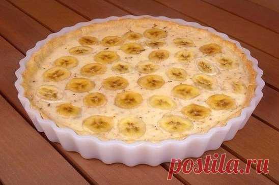 Заметь, тебе нужно всего лишь три банана для пирога, а по вкусовым ощущениям будет казаться, что он целиком из бананов!
ЧРЕЗВЫЧАЙНО БЫСТРЫЙ ПИРОГ
Ингредиенты:
- 100 грамм масла
- 3 яйца
- 300 грамм муки
- 1 стакан сахара
- 1 стакан сметаны
- 3 банана
Приготовление:
1.
 Включи духовку, пока она разогревается — сделай песочное тесто. Сначала
 отдели белки от желтков. Возьми 3 желтка, полстакана сахара и 
растопленное масло. Хорошо всё смешай и добавь муку. Тесто должно 
получиться довольно пл