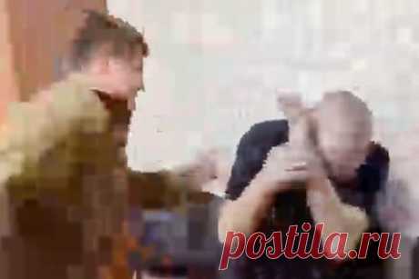 Кадыров показал видео избиения поджигателя Корана своим сыном. Глава Чечни Рамзан Кадыров показал видео, на котором запечатлены кадры избиения арестованного по обвинению в поджоге Корана в Волгограде Никиты Журавеля сыном политика Адамом Кадыровым. Соответствующий ролик опубликован в Telegram-канале главы республики. В подписи к кадрам Кадыров заявил, что не любит недосказанность.