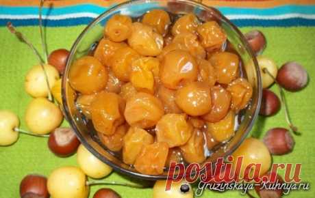 Варенье из белой черешни с фундуком - Грузинская кухня Варенье из белой черешни с фундуком. Популярное в Грузии варенье из белой черешни с орешками готовят в июне, в сезон черешни.