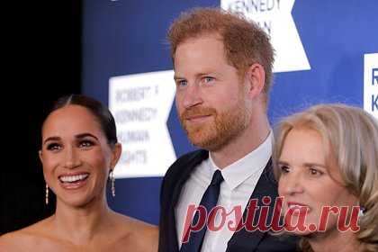 Карл III сделал шаг к примирению с принцем Гарри в День отца. Король Великобритании Карл III выложил в соцсети серию фотографий с обоими сыновьями на День отца. Эксперт по королевской семье Ричард Фитцуильямс считает, что фото должно пробудить «сладостно-горькие воспоминания», а также является способом «послать чувствительное сообщение» принцу Гарри о верности.