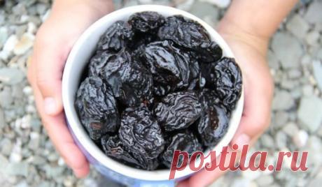 Что поможет сохранить костную ткань? Чернослив! 
Здоровье костной системы - вопрос актуальный для всех возрастов, но особенно для женщин.
Чернослив - отличное профилактическое средство, и это установлено учеными. Он помогает избежать переломов и развития остеопороза.
Чернослив подавляет разрушение костной ткани и снижает ее ломкость. Профилактика всегда лучше, чем лечение, особенно, если профилактика так проста, приятна, доступна и действенна.
Всего 2-3 сушеные сливы в день помогут предотв