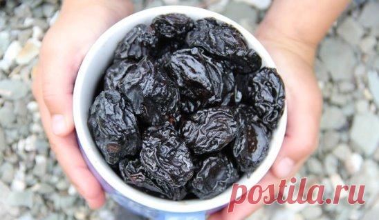 Что поможет сохранить костную ткань? Чернослив! 
Здоровье костной системы - вопрос актуальный для всех возрастов, но особенно для женщин.
Чернослив - отличное профилактическое средство, и это установлено учеными. Он помогает избежать переломов и развития остеопороза.
Чернослив подавляет разрушение костной ткани и снижает ее ломкость. Профилактика всегда лучше, чем лечение, особенно, если профилактика так проста, приятна, доступна и действенна.
Всего 2-3 сушеные сливы в день помогут предотв