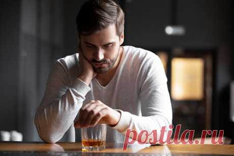 Названо влияние алкоголя на работу. Американские ученые выявили влияние, которое оказывает употребление алкоголя на прогулы на работе. Оказалось, что люди с алкоголизмом каждый год пропускали примерно 32 рабочих дня по болезни, травме или просто прогулу. Это оказалось вдвое больше количества дней, пропущенных людьми, которые алкоголем не злоупотребляли.