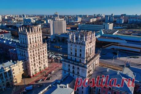 Россияне массово устремились на Новый год в одну страну СНГ. Россияне раскупили половину мест в отелях и санаториях Белоруссии на Новый год. Директор витебского туроператора «Илва» Лариса Петровская рассказала, что в их компании новогодние туры распроданы на 80 процентов и новые программы они не предлагают, поскольку мест может не хватить.