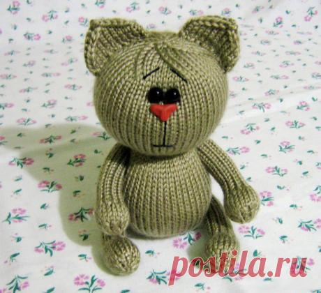 Вяжем толстых котов мастер-класс Связать кота на спицах можно за один вечер. Пошаговый мастер-класс поможет разобраться в этапах вязания. Вяжем сувениры спицами: коты-магниты и фоторамка.