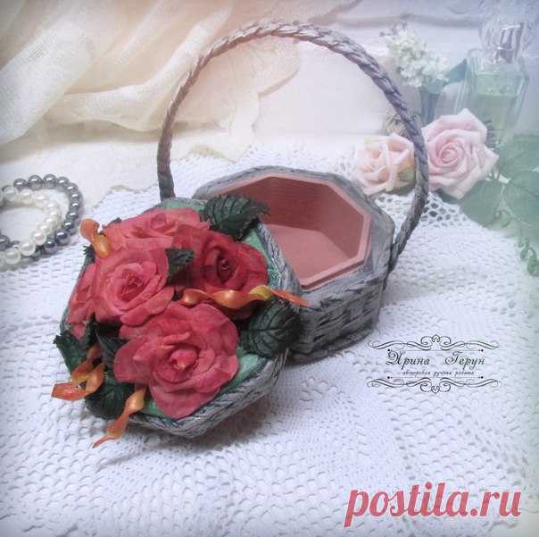 Осень. Но в саду еще цветут розы.  
============================= 
Любима роза, без сомненья, 
Природы дивное творенье. 
Вдыхая аромат прекрасный, 
На лепестках её атласных, 
Играют капельки росы. 
А где-то прячутся шипы. 
Обманчивая розы нежность, 
Когда сорвёшь её небрежно. 
В ней скрыты символы и тайны, 
Где роза – там, в любви признанье, 
Невинность, верность, чистота. 
Ведь в розе – мира красота! 

Так хочется даже зимой иметь на столе букетик роз. 
Именно поэтому у м...