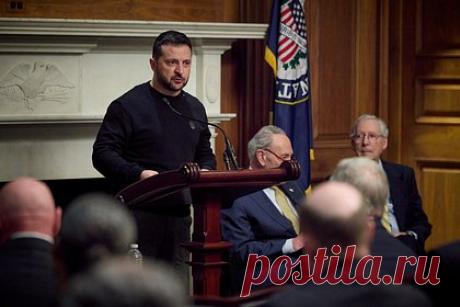 Зеленский пообещал американским сенаторам отправить в бой украинских стариков. Владимир Зеленский пообещал американским сенаторам призывать в армию мужчин старше 45 лет. Он также отметил, что Киеву придется прибегнуть к партизанской войне, так как помощь от Вашингтона и европейских стран становится все более скудной. На Западе отметили, что визит в США был более прохладным, чем в прошлом году