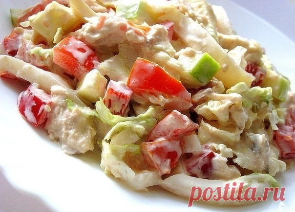 Салат с пекинской капустой, курицей и кальмарами.