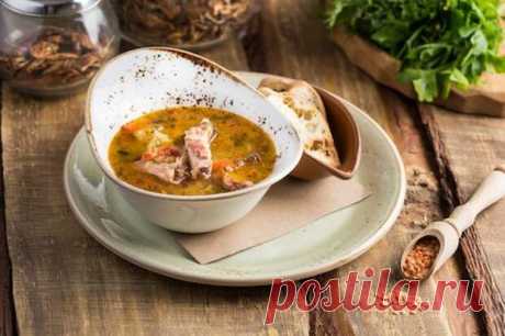 Чечевичный суп — вкусное и полезное блюдо - Будет вкусно - Социальная сеть "МТ.RU" Первые блюда из чечевицы – одни из самых любимых в странах Ближнего Востока. Еще во времена Древнего Египта такие похлебки использовали в качестве лекарства и считали едой бедняков. А сегодня сытный и наваристый суп из этих бобовых – источник энергии и белка. Как приготовить его, расскажем дальше. Подписывайтесь, читайте, комментируйте, ставьте лайки