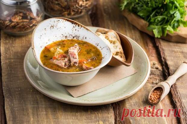 Чечевичный суп — вкусное и полезное блюдо - Будет вкусно - Медиаплатформа МирТесен Первые блюда из чечевицы – одни из самых любимых в странах Ближнего Востока. Еще во времена Древнего Египта такие похлебки использовали в качестве лекарства и считали едой бедняков. А сегодня сытный и наваристый суп из этих бобовых – источник энергии и белка. Как приготовить его, расскажем дальше. - 3 декабря - 43784390682 - Медиаплатформа МирТесен