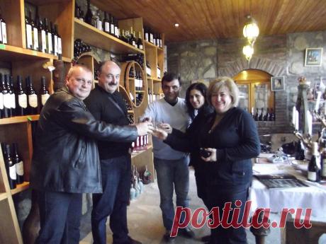 Винная веранда в Велисцихе семейства &quot;Асканели&quot;. Тост за дружбу в кучку, на грузинском языке БУЧКИ.