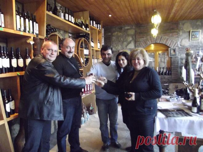 Винная веранда в Велисцихе семейства "Асканели". Тост за дружбу в кучку, на грузинском языке БУЧКИ.