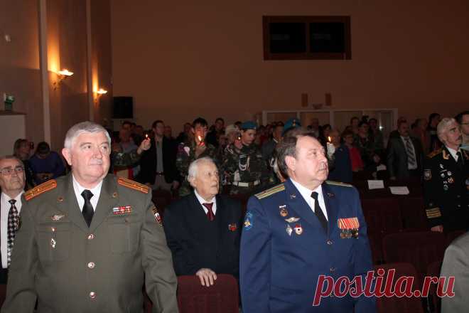 Во  втором  ряду  ветеран  ВОВ Стогов  Иван  Васильевич. Слушает  песню  в  исполнении  своего  сына  Владимира.