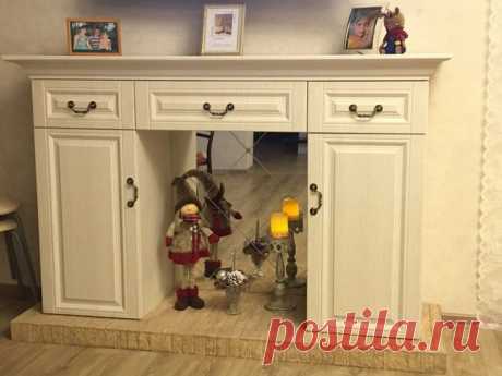 Комод стилизованный под декоративный камин. Кирпичи покрашены в тон пола