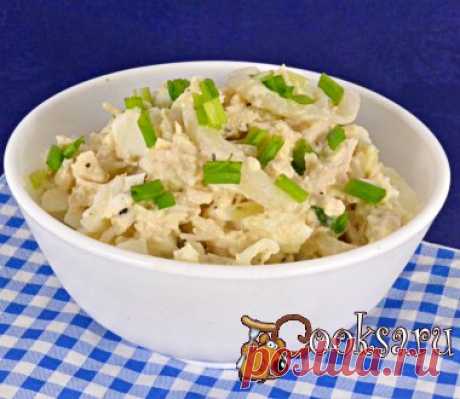 Салат с курицей и кальмарами Салат с курицей и кальмарами - очень вкусный, сытный и интересный салатик для любого праздничного стола. Готовится салат совершенно просто, а получается необычайно вкусно! Попробуйте обязательно, вам и вашим гостям этот салат придется по вкусу. Филе куриное — 300 г; Кальмары очищенные — 200 г; Яйца вареные — 3 шт; Лук репчатый (средний) — 1 шт; Майонез — 60 г; Сметана — 40 г; Соль, перец черный свежемолотый (по вкусу) ; Сахар — 1 ч.л.; Уксус 9% — 1 ч.л.; Лук…