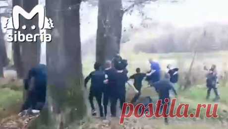 В массовой потасовке подростков на Алтае пострадали шесть человек. На Алтае шесть человек пострадали в массовой драке подростков. Об этом сообщает управление МВД по региону. Инцидент произошел в селе Майма. В конфликте участвовали 20 подростков. Сначала потасовка происходила между несколькими людьми, но ...