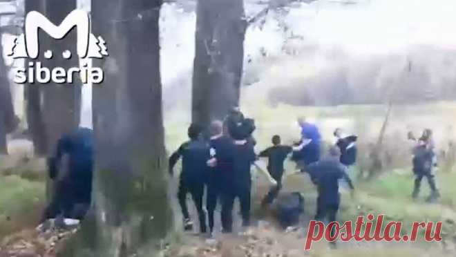 В массовой потасовке подростков на Алтае пострадали шесть человек. На Алтае шесть человек пострадали в массовой драке подростков. Об этом сообщает управление МВД по региону. Инцидент произошел в селе Майма. В конфликте участвовали 20 подростков. Сначала потасовка происходила между несколькими людьми, но ...