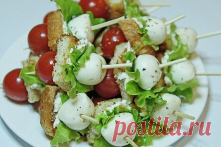 Канапе с огурцом и моцареллой