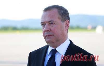 Медведев заявил, что запрет УПЦ "не пройдет даром" Украине. Запрет УПЦ является "полноценным сатанизмом", поддерживаемым Западом, считает замглавы Совбеза РФ