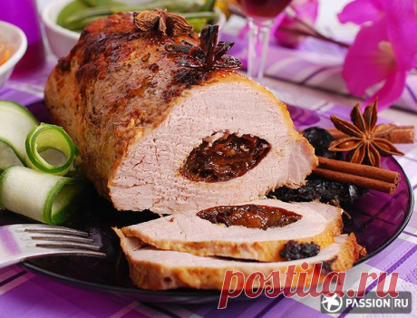 Буженина с начинкой из чернослива.
