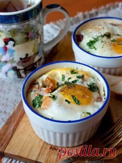 Запеченные яйца с беконом и томатами 🍳 / Свежие рецепты