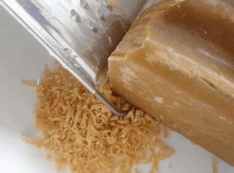 СТИРАЛЬНЫЙ ПОРОШОК ИЗ ХОЗЯЙСТВЕННОГО МЫЛА! ПОРОШОК БОЛЬШЕ НЕ ПОКУПАЕМ, МЫЛО ОТСТИРЫВАЕТ В ТЫСЯЧУ РАЗ ЛУЧШЕ!
Порошок больше не покупаем, мыло отстирывает в 1000 раз лучше! * 5 кусков хозяйственного мыла натираем на терке: 
* добавляем к мыльной стружке равное количество СОДЫ пищевой или СОДЫ кальцинированной 
* и по желанию несколько капель ароматизатора в виде эфирного масла, мы добавляем 15 капель МАСЛО АПЕЛЬСИНА, также можно МАСЛО МЯТЫ или например МАСЛО ЛАВАНДЫ! 
Перемешиваем все и складывае