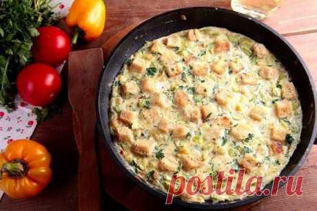 Яичница с кабачками и хлебом