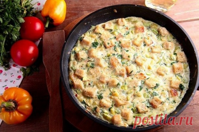 Яичница с кабачками и хлебом