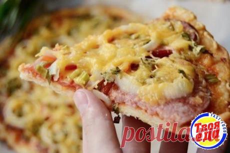Пицца с колбасой и луком на тонком тесте