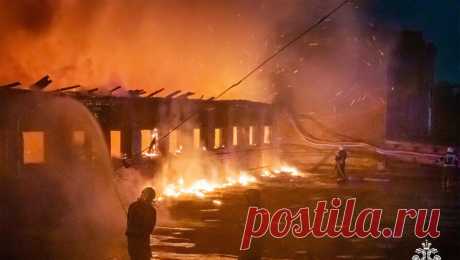 Сильный пожар произошел в Ленинградской области, в огне сараи и легковой автомобиль. В поселке Лаголово Ленинградской области возник пожар, охвативший сараи и легковой автомобиль. Об этом пишет ТАСС. Площадь возгорания уже превысила 1 000 квадратных метров, сообщила пресс-служба Главного контрольно-спасательного ...
