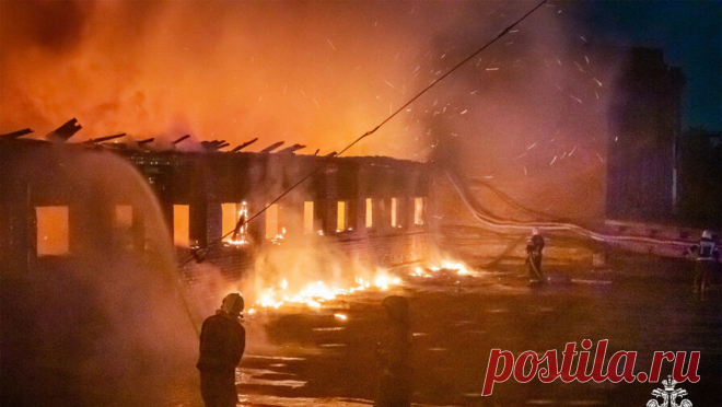 Сильный пожар произошел в Ленинградской области, в огне сараи и легковой автомобиль. В поселке Лаголово Ленинградской области возник пожар, охвативший сараи и легковой автомобиль. Об этом пишет ТАСС. Площадь возгорания уже превысила 1 000 квадратных метров, сообщила пресс-служба Главного контрольно-спасательного ...