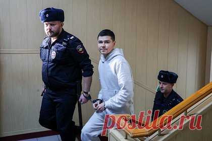Силовики изъяли все паспорта и телефоны блогера Шабутдинова. Следователи изъяли все паспорта блогера Аяза Шабутдинова, который обвиняется в особо крупном мошенничестве. Предприниматель также добровольно отдал правоохранителям свои телефоны и другие носители информации. По словам его жены, силовики еще забрали дневники Шабутдинова.