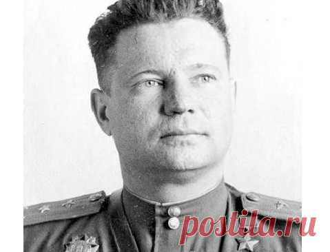 Иван Федоров: как советский летчик был награжден Гитлером и Сталиным одновременно Судьба Ивана Федорова одного из самых знаменитых летчиков нашей страны удивительна и неповторима. В мире не существует второго человека, который, не являясь предателем, смог получить высшие государственные награды сначала по личному распоряжению Адольфа Гитлера, а затем Иосифа Сталина.