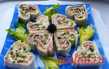 Рулет из лаваша с красной рыбой и плавленым сыром