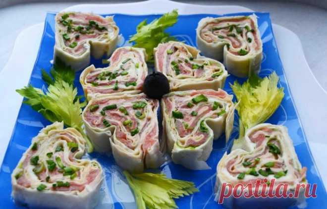 Рулет из лаваша с красной рыбой и плавленым сыром