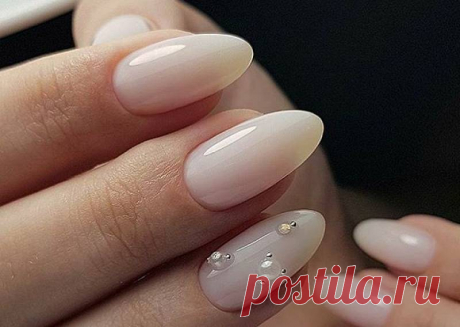 Молочный маникюр - модный тренд из Инстаграм Milky Nails или просто «молочные ногти» - самый модный маникюр 2021 года. Смотрите стильные идеи дизайна молочного маникюра на длинные и короткие ногти.