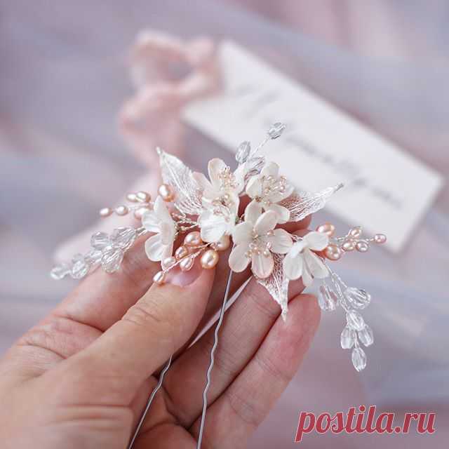 Как думаете, из чего сделаны Цветы в этой нежной шпильке? 🤔😁🌸🙌
Кто угадает? )
#украшениядляволос #шпилькидляволос #украшениевприческу #свадебныеаксессуары #аксессуарыдляволос #дляволос #weddingaccessories #украшениядляневесты #украшениедляволос #гребень #свадебныйгребень #свадебныйстилист #свадебныепрически