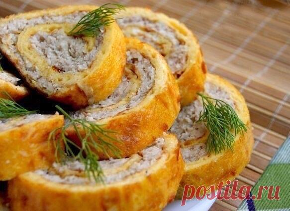 Куриный рулет
Понадобится:

Для омлета:
3 яйца
100 г любого твердого сыра
100 г майонеза
1 ст.л. манки

Для начинки:
300-350 г куриного фарша
2 большие луковицы
соль, перец