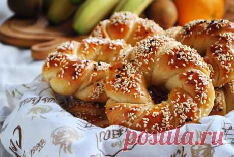 Помимо приятных вкусовых качеств, семена кунжута также очень полезны. Поэтому не забывайте их добавлять к своему завтраку, салату, смузи или потребляйте по ложке кунжутной пасты в день. А чем полезны семена кунжута? И какой кунжут полезнее: белый или чёрный? Заходите, чтобы узнать.