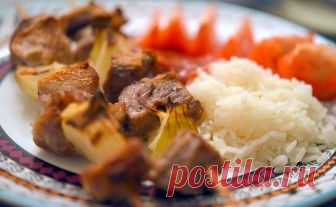 Orkaitėje kepti šašlykai su svogūnais Orkaitėje kepti šašlykai su svogūnais- labai gardus patiekalas, kurį nesunkiai pasigaminsite pagal pateiktą receptą šioje svetainėje. Daug gerų ir išbandytų receptų vienoje vietoje, kuriuos tiesiog privalote išmėginti!